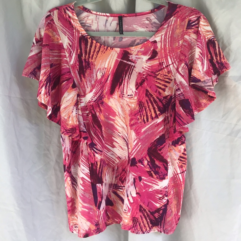 Pink and coral flutter sleeve top in EUC💋